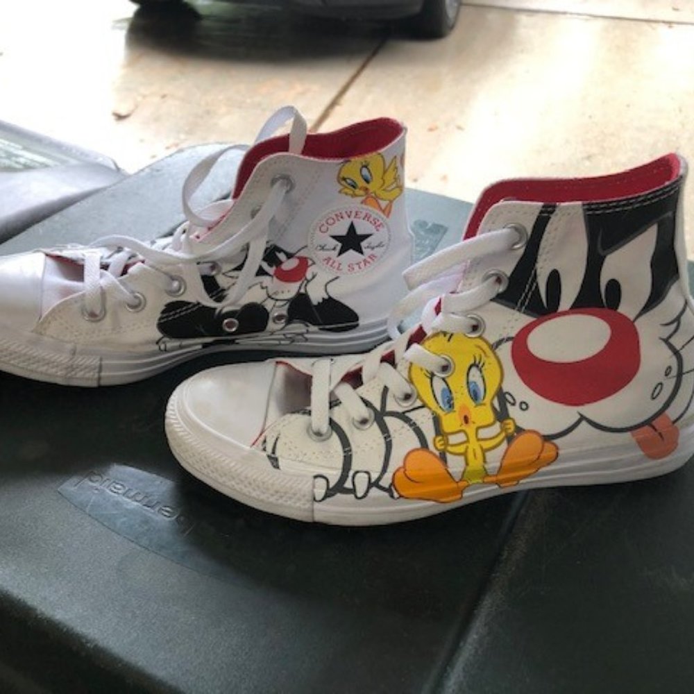 Women's Size 7/Men's Size 5 Looney Tunes Converse